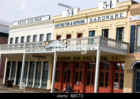 Huntington & Hopkins Hardware e Pacific Rail Road store fronti, Old Sacramento, California, Stati Uniti d'America Foto Stock