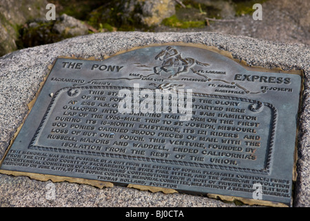 Questa statua commemora la gloria del Pony Express, il 4 aprile 1860, quando Sam Hamilton galoppò verso un accecamento temporale Foto Stock