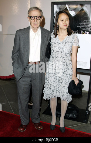 WOODY ALLEN & SOON-YI REGISTA & moglie Los Angeles County Museum of Art di Los Angeles USA 08/12/2005 Foto Stock