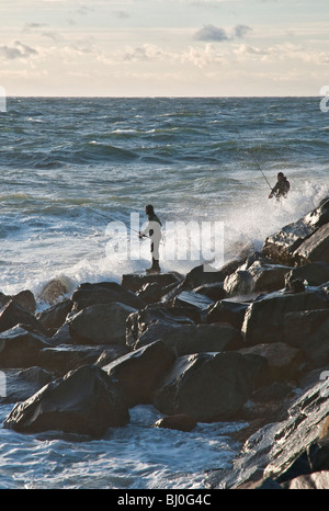 New York Long Island Montauk Point pescatori surf casting Foto Stock