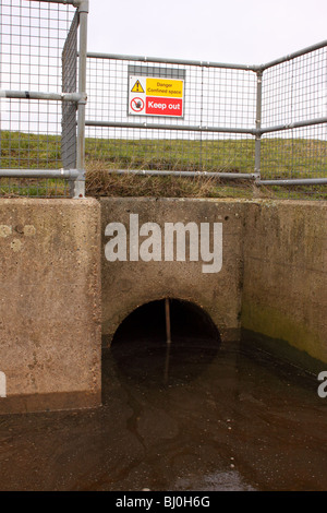Agenzia per l'ambiente segno di avvertimento di pericolo a causa del limitato spazio e attenzione alle persone di tenere fuori Foto Stock