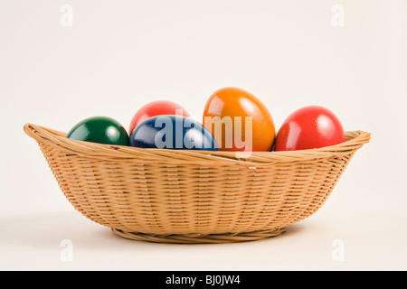 Uova di Pasqua in un cestello Foto Stock