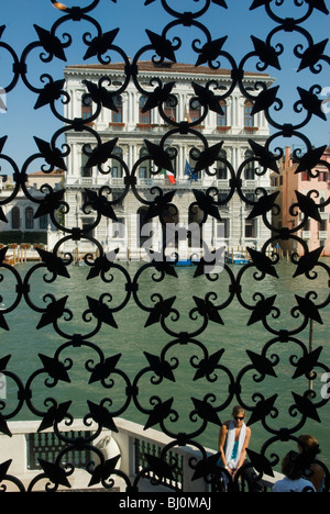 I turisti di Venezia, il Canal grande dal museo Peggy Guggenheim. Griglie decorative per finestre in ferro battuto. 2009 2000 HOMER SYKES Foto Stock