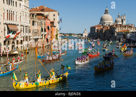 Regata storica sul Canal grande di Venezia. Chiesa di Santa Maria della salute. 2009 2000 HOMER SYKES Foto Stock