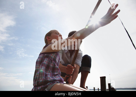 Padre e figlia sul molo pesca sportiva insieme Foto Stock