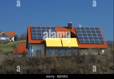 Le celle solari sul tetto di una abitazione unifamiliare, Goldkronach, Germania Foto Stock