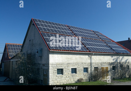 Le celle solari sui tetti a Cascina, Herboldshausen, Germania Foto Stock