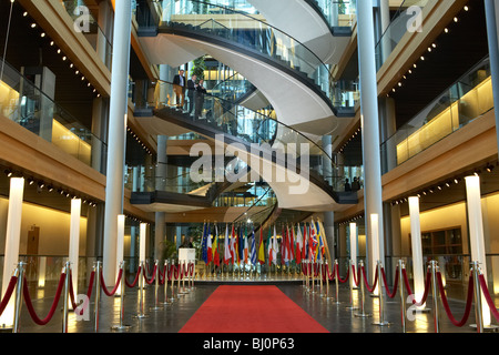 Le bandiere della Unione europea-Nazioni nell'edificio del Parlamento europeo a Strasburgo, Francia Foto Stock