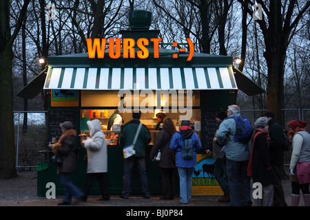 Le persone in attesa in una coda in corrispondenza di un alimento in stallo, Berlino, Germania Foto Stock