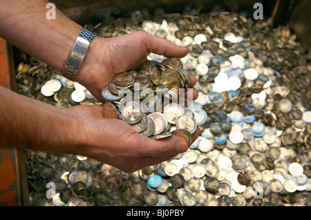 Appena coniate 2 monete in euro di Zecca di Stato di Berlino, Germania Foto Stock