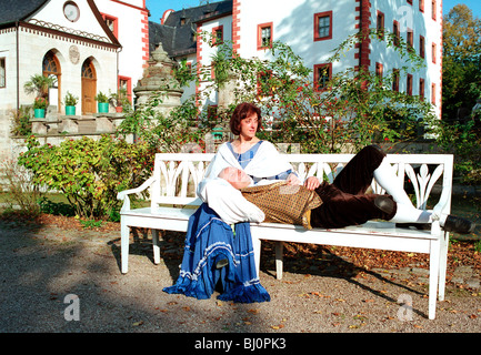 Un paio di eseguire come Charlotte von Stein e Johann Wolfgang von Goethe in Grosskochberg, Germania Foto Stock