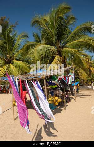 India Kerala, Vypeen Isola, Cherai Beach, il lungomare in stallo vendita di noci di cocco e di capi di abbigliamento a basso costo Foto Stock