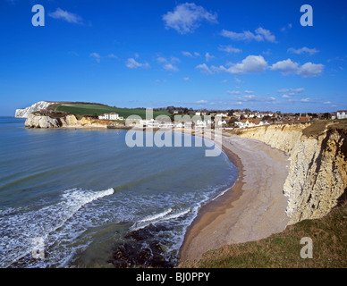 Clifftop vista della baia di acqua dolce sulla costa sud dell'Isola di Wight Foto Stock