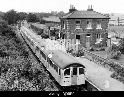 Un metro di Londra treno che ferma a Blake Hall Station sulla Epping a Ongar sezione della linea centrale su 23.9.81. Foto Stock