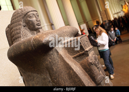 Il British Museum di Londra antica egiziana il granito grigio la figura di Roy un Sommo Sacerdote di Amon trovato presso Tebe risalente al 1220 A.C. Foto Stock