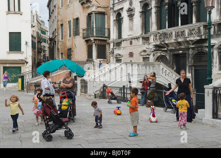 Famiglie italiane con bambini campo Santa Maria Formosa. La vita quotidiana dei veneziani a inizio serata. Venezia, Italia, HOMER SYKES degli anni '2009 2000 Foto Stock