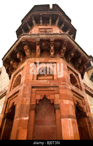 Torre a Qala-i-Moschea Kuhna; Delhi;l'India. Costruito da Sher Shah Sur in A.D. 1541. Foto Stock