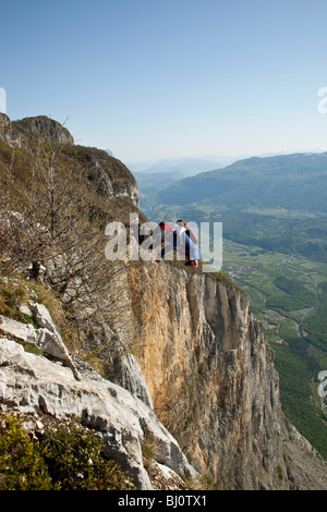 BASE jump da una scogliera. La ultimate kick per fare un salto in oggetto con front flip giù nella profonda valle. Foto Stock