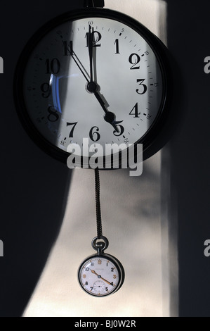 Cinque o,l'orologio,PM, PM,precisione, allarme, analogica, freccia, sfondo nero, business, cerchio, classic, orologio, concetto, ciclo, giorno dea Foto Stock