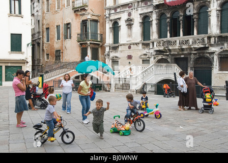 Famiglie italiane vita quotidiana con bambini campo Santa Maria Formosa. Vita quotidiana veneziana in prima serata. Venezia Italia anni '2009 2000 HOMER SYKES Foto Stock