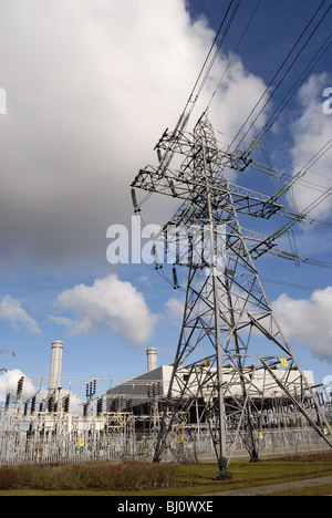 Tettuccio di linea elettrica di pilone per la naturale centrale elettrica a gas in Corby Northamptonshire Foto Stock