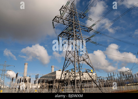 Tettuccio di linea elettrica di pilone per la naturale centrale elettrica a gas in Corby Northamptonshire Foto Stock