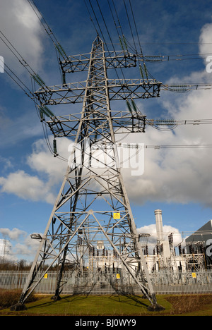 Tettuccio di linea elettrica di pilone per la naturale centrale elettrica a gas in Corby Northamptonshire Foto Stock