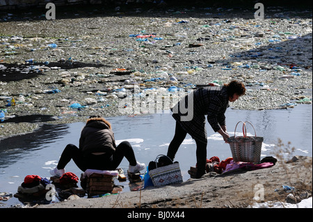 Le donne a lavare i panni in un stagno inquinato in un paesino della provincia di Hebei, Cina. 02-Mar-2010 Foto Stock