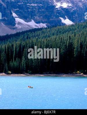 Matura in canoa sul aquamarine acque del Lago Moraine, il Parco Nazionale di Banff, Alberta, Canada Foto Stock