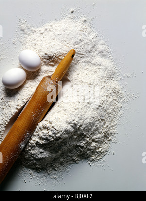 Ancora la vita di uova, farina e mattarello su uno sfondo bianco. Foto Stock