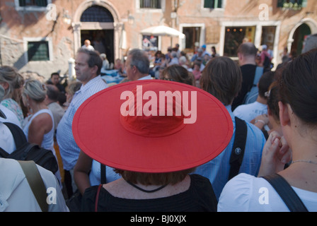 Turismo di massa venezia Italia, troppe persone turisti donna che indossa un cappello rosso Ponte dell'Accademia, HOMER SYKES degli anni '2009 2000 Foto Stock