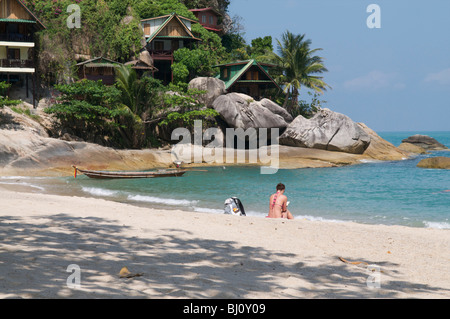 Signora la lettura di un libro su una spiaggia di Koh Phangan Thailandia Foto Stock