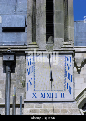 Orologio solare a sud la parete esterna della Cattedrale di Chichester Chichester West Sussex Foto Stock