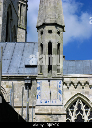 Orologio solare a sud la parete esterna della Cattedrale di Chichester Chichester West Sussex Foto Stock