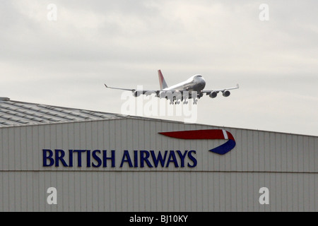 Un passeggero aereo sopra di un hangar della British Airways, Londra, Gran Bretagna Foto Stock