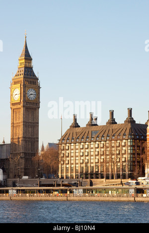 Big Ben e Portcullis House, gli uffici dai quali i parlamentari britannici operano, Londra Foto Stock