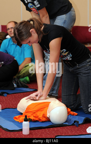 Formazione di primo soccorso organizzato da lucidare la Grande Orchestra di Natale della fondazione della Carità a Varsavia Foto Stock