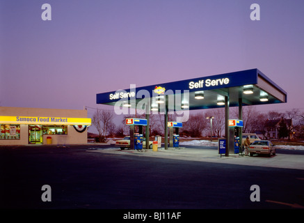 Vista del tramonto di una stazione di benzina e il minimarket Foto Stock