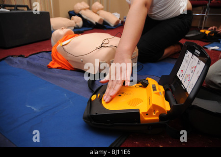 Formazione di primo soccorso organizzato da lucidare la Grande Orchestra di Natale della fondazione della Carità a Varsavia Foto Stock