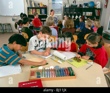 L insegnante e gli studenti di una scuola elementare classroom Foto Stock