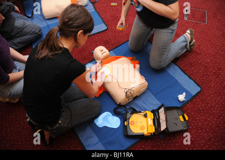 Formazione di primo soccorso organizzato da lucidare la Grande Orchestra di Natale della fondazione della Carità a Varsavia Foto Stock