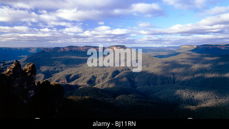 Vista panoramica sulla Jamison Valley da tre sorelle si affacciano, il Parco Nazionale Blue Mountains, Nuovo Galles del Sud, Australia Foto Stock