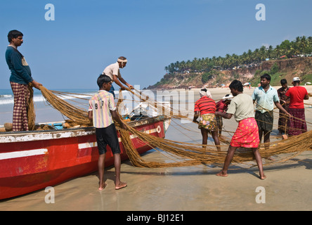 I pescatori sulla spiaggia di Papanasam Varkala Kerala India Foto Stock