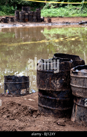 Rifiuti di olio di box e tubi in Amazzonia ecuadoriana creato da Texaco olio hanno presumibilmente contaminati a Rhode Island area dimensione. Foto Stock