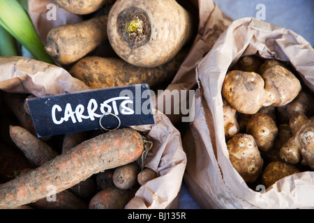 Sacchetti di ortaggi a radice al di fuori di un negozio Gillygate York Yorkshire Inghilterra Foto Stock