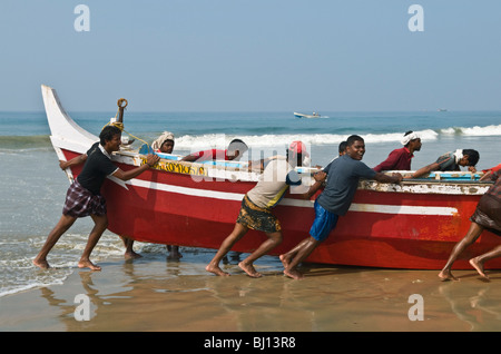 I pescatori sulla spiaggia di Papanasam Varkala Kerala India Foto Stock