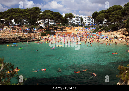 Persone su una spiaggia dell'albergo, Cala D'Or, Spagna Foto Stock