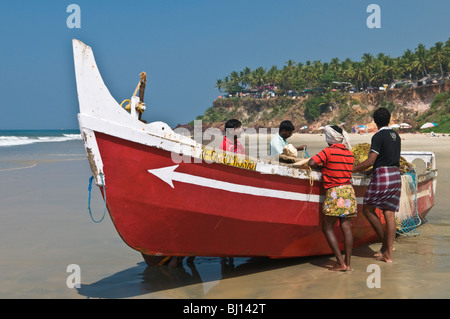 I pescatori sulla spiaggia di Papanasam Varkala Kerala India Foto Stock