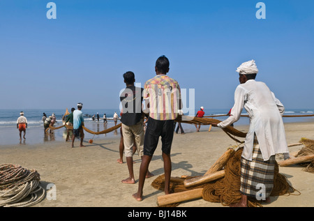 I pescatori sulla spiaggia di Papanasam Varkala Kerala India Foto Stock