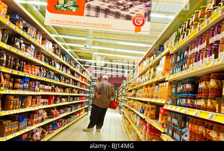 Caffè, biscotti e marmellate sugli scaffali del supermercato - Francia. Foto Stock